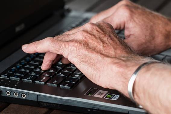 Senioren-Hände auf einer Tastatur